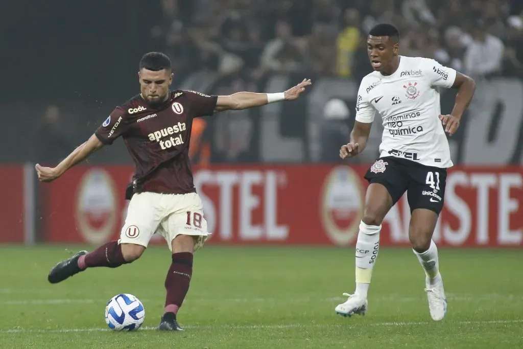Rodrigo Ureña ante Corinthians por Universitario de Perú. (Miguel Schincariol/Getty Images).