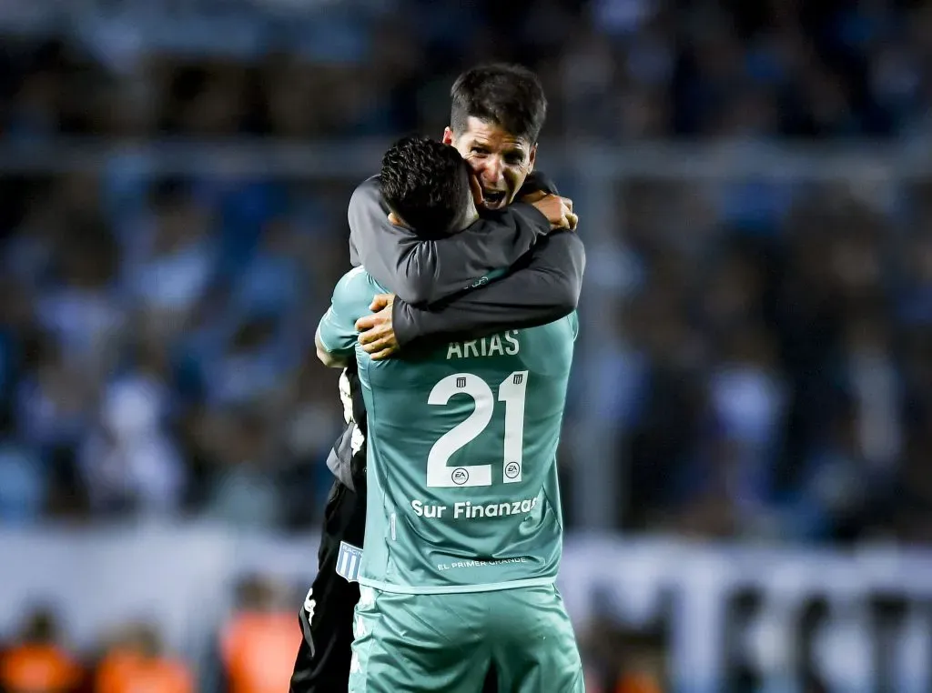 Gabriel Arias festeja con Sebastián Grazzini, un ex enganche de Rangers de Talca que hoy es DT interino en la Academia. (Marcelo Endelli/Getty Images).