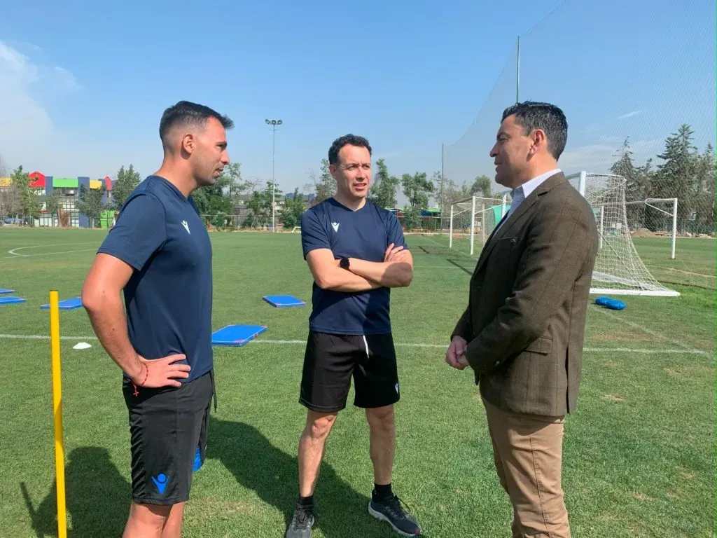 Roberto Tobar en charla con Juan Lara y Ángelo Hermosilla, quienes estarán en la final de la Copa Libertadores. Foto: Comunicaciones ANFP