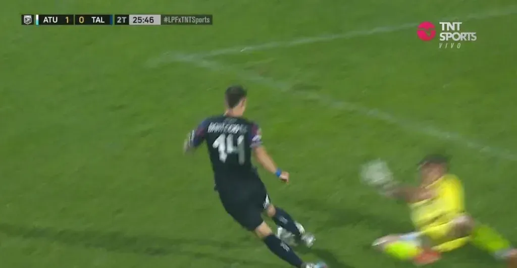 El resbalón de Bruno Barticciotto justo cuando debía definir ante el arquero de Atlético Tucumán. (Captura TNT Sports).