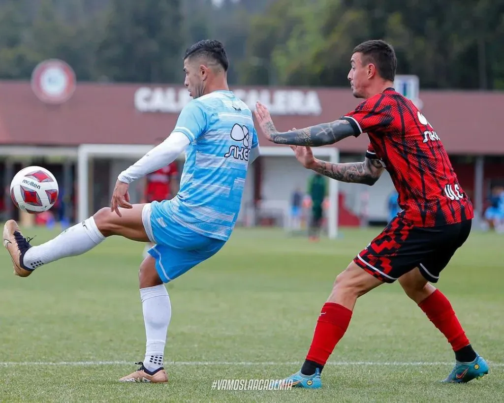 Felipe Flores en un duelo mano a mano con Tomás Asta-Buruaga, uno de los amigos que hizo en su carrera profesional. (Foto: Magallanes).