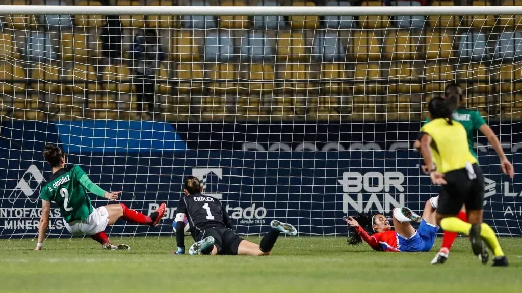 Christiane Endler tuvo una jornada terrible en el duelo de Chile ante México por el fútbol femenino. (Foto: Martin Thomas/Photosport).