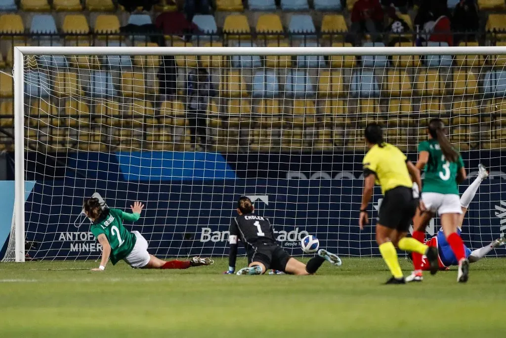 Diana Ordóñez aprovechó un error garrafal de Tiane Endler y puso el 3-1 a favor de México. (Pablo Tomasello/Santiago 2023 via Photosport).