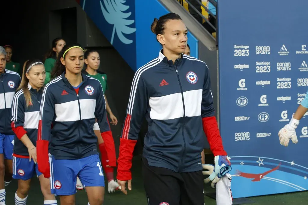 Tiane Endler lideró el equipo de la Roja que enfrentó a México en la segunda jornada del Grupo A del fútbol femenino en Santiago 2023.  (Martin Thomas/Photosport).