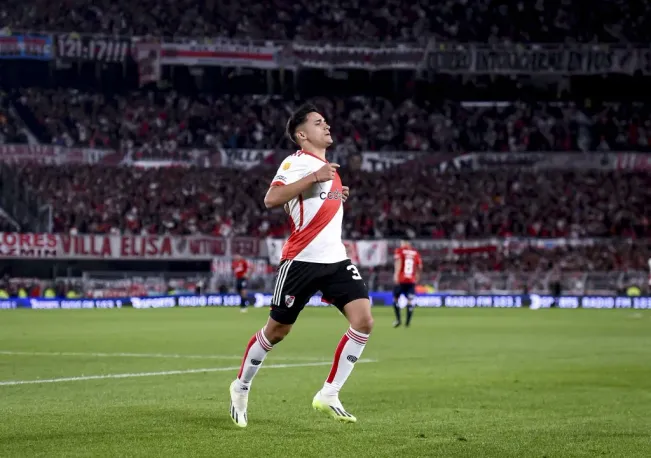 Así festejó Pablo Solari el gol que le anotó a Independiente. (Marcelo Endelli/Getty Images).
