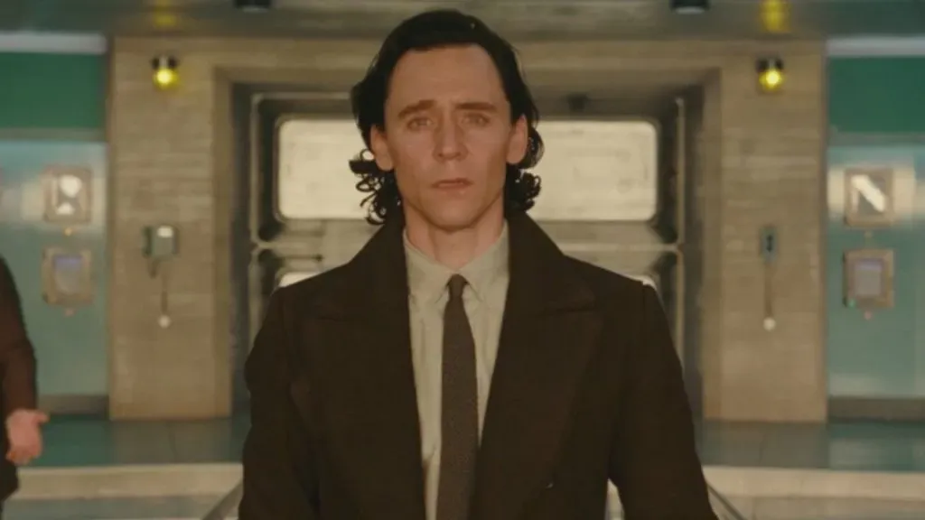 Loki viendo la explosión del Telar Temporal. Créditos: Marvel Studios y Disney+