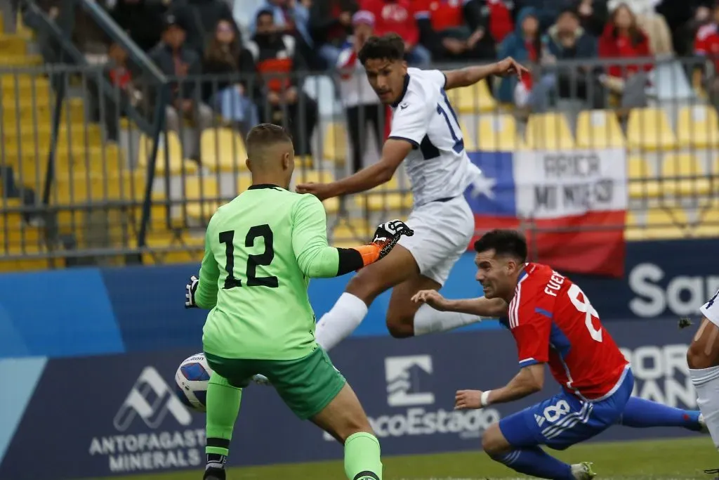 César Fuentes le anotó a República Dominicana con este cabezazo. (Raul Zamora/Santiago 2023 via Photosport).