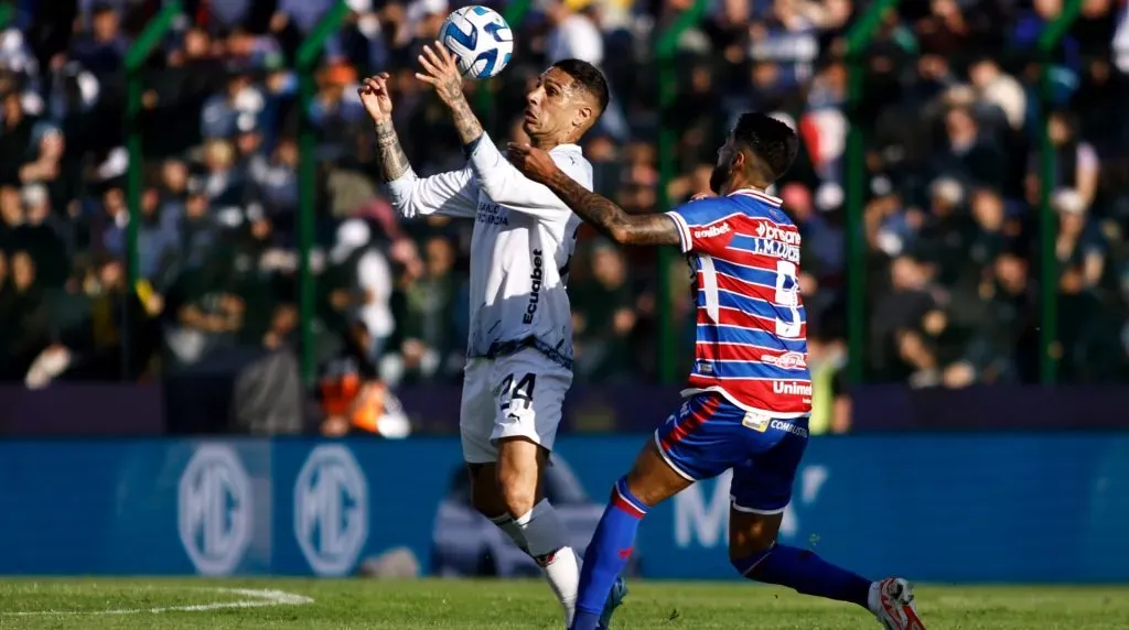 Juan Martín Lucero fracasó junto a Fortaleza en la Copa Sudamericana y los hinchas de Colo Colo se lo refregaron en la cara. Foto: Getty Images.