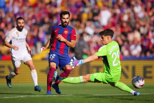 El toque de Gündogan para poner en ventaja al Barcelona ante el Real Madrid. (Eric Alonso/Getty Images).