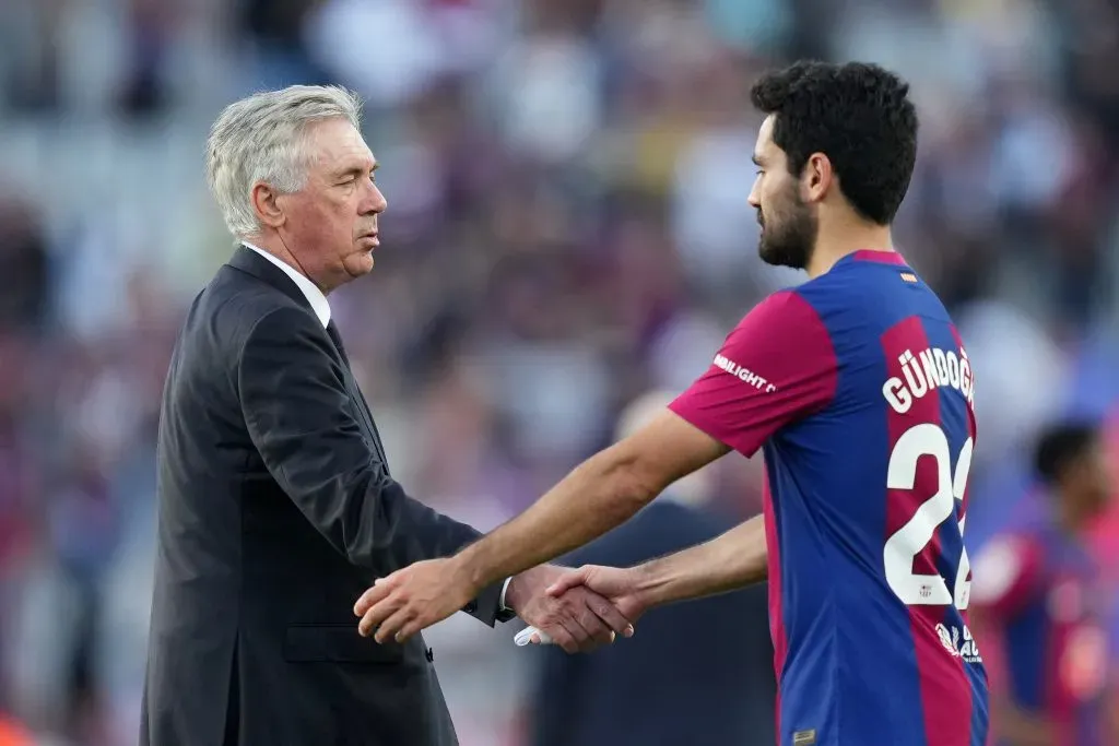 El saludo de Ilkay Gündogan con Carlo Ancelotti, el DT del Real Madrid. (Alex Caparros/Getty Images)