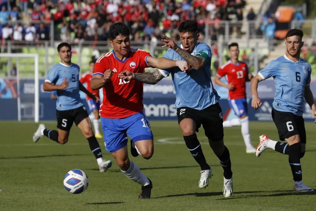 Damián Pizarro lucha con Alan Saldivia. Son compañeros en Colo Colo, pero fueron rivales en Santiago 2023. (Foto de Raul Zamora/Santiago 2023 vía Photosport)