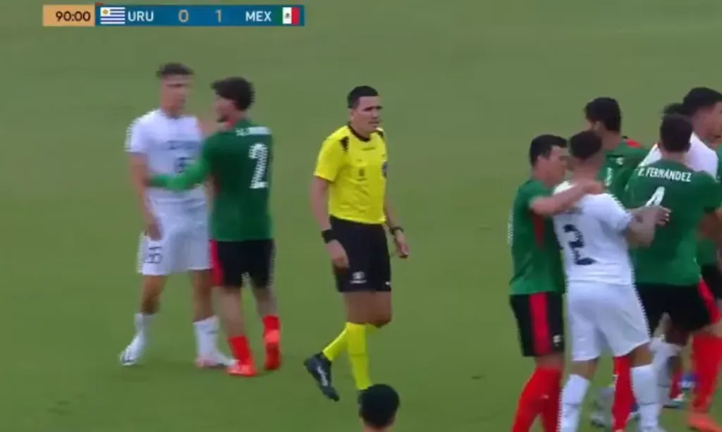 Sobre el final del partido, un rival mexicano tuvo que calmar a Alan Saldivia. (Captura Panam Sports).
