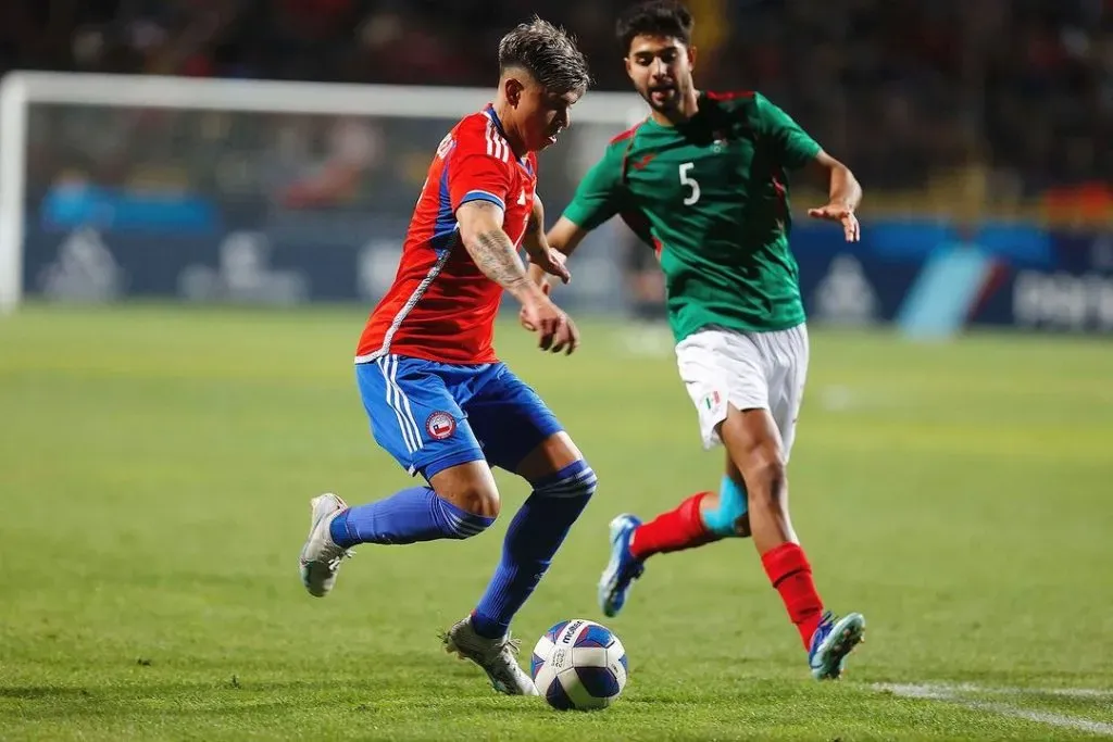 Maximiliano Guerrero en acción por la Roja panamericana ante México. (Foto: Comunicaciones FFCh.)