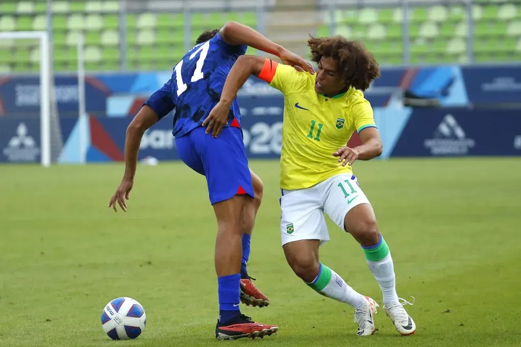 Rodrigo Neri disputa el balón ante Guilherme Biró en la derrota de Estados Unidos ante Brasil. (Sebastián Cisternas/Santiago 2023 vía Photosport).