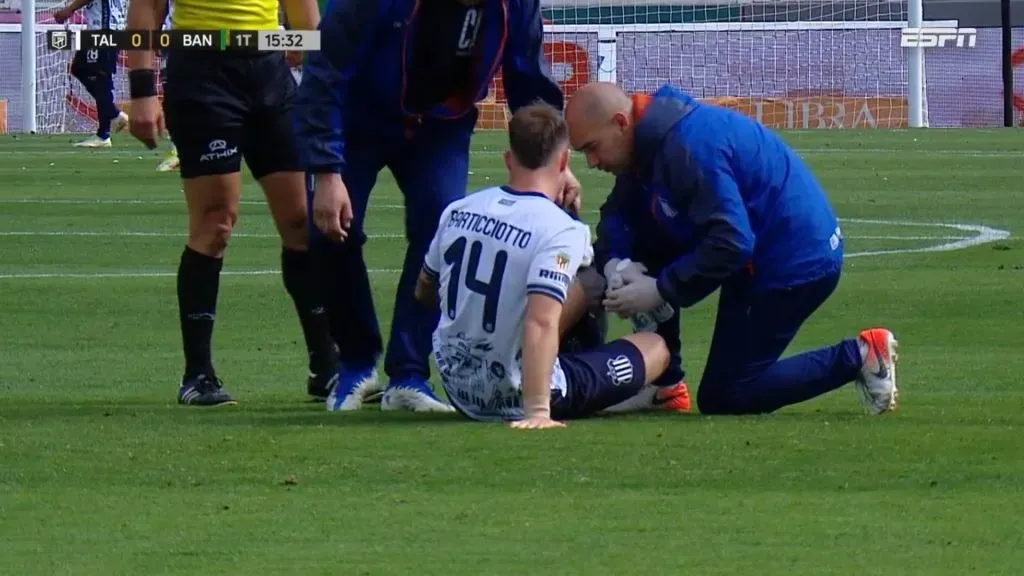 Bruno Barticciotto es atendido tras sufrir la lesión (Captura)