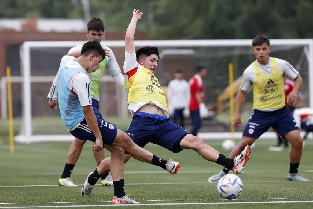 Los jóvenes talentos del fútbol chileno entrenan bajo las órdenes de Nicolás Córdova. | Foto: Comunicaciones La Roja