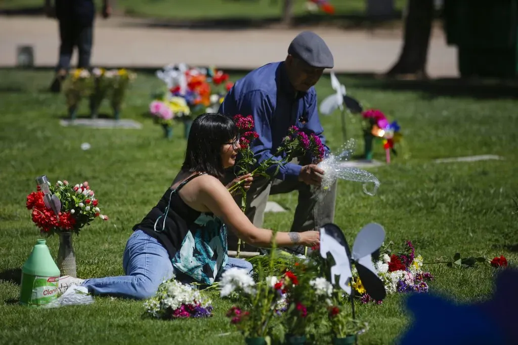 Santiago, 31 de octubre de 2022
Día de todos Los Santos la gente se adelanta a visitar a sus deudos un día antes, venta de flores se mantiene en sus precios en cementerio parque del sendero de San Bernardo
Juan Eduardo Lopez/Aton Chile