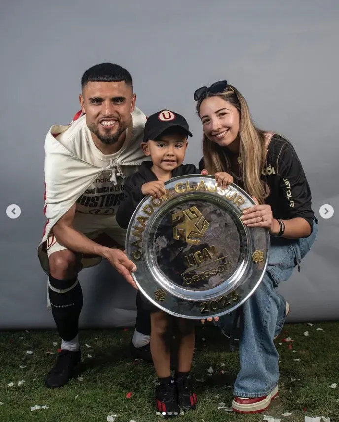 Rodrigo Ureña, su familia y el trofeo de campeón que ganó junto a Universitario.