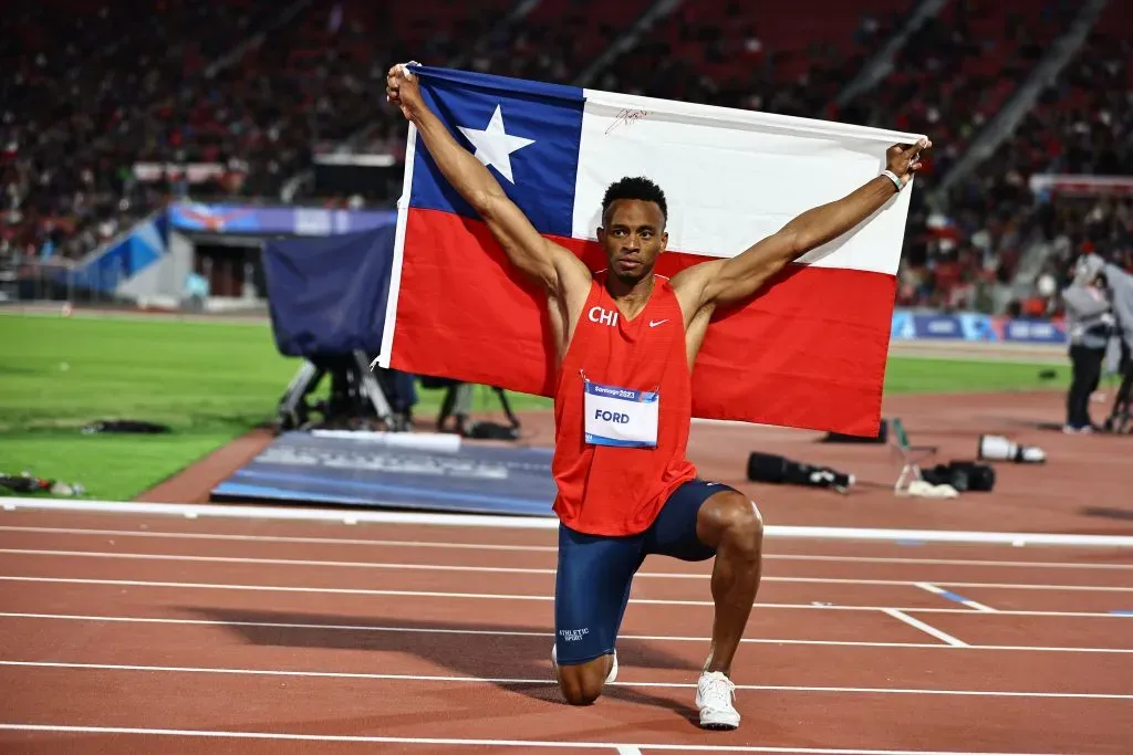 Santiago Ford celebra como un chileno más su medalla de oro en los Juegos Panamericanos Santiago 2023. Foto: Photosport.