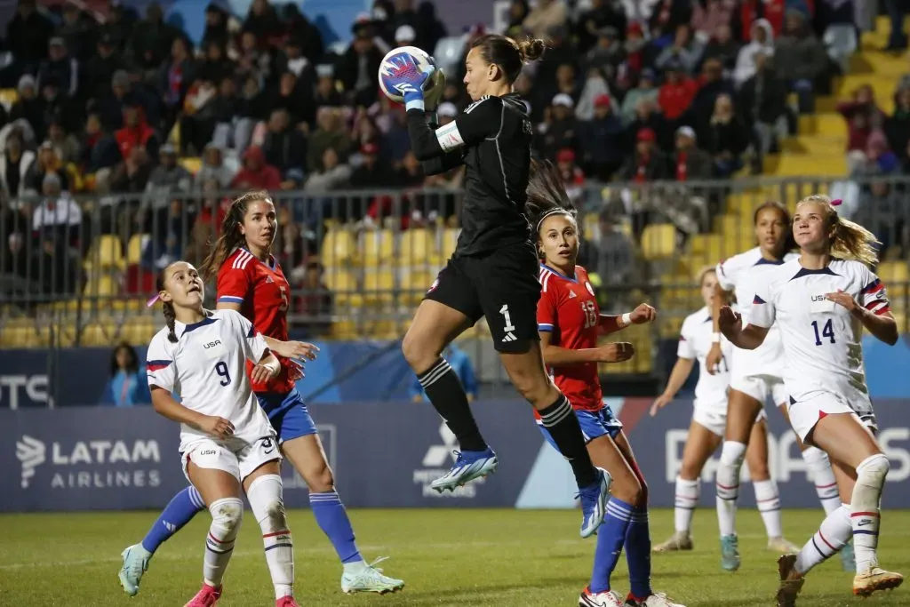 Tiane Endler jugó ante Estados Unidos, por los Juegos Panamericanos, su último partido con la Roja femenina. Eso sí, Luis Mena buscará revertir su decisión.