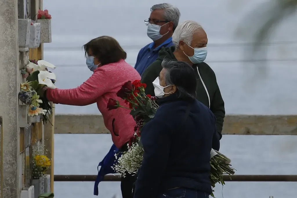 Familias visitan a sus seres queridos fallecidos en el Día de Todos los Santos, Cementerio  de Valparaiso (2021) | Foto: Sebastian Cisternas/Aton Chile