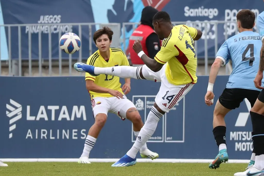 Carlos Cortés (14) en acción durante el Colombia vs. Uruguay (Manuel Lema/Santiago 2023 vía Photosport).