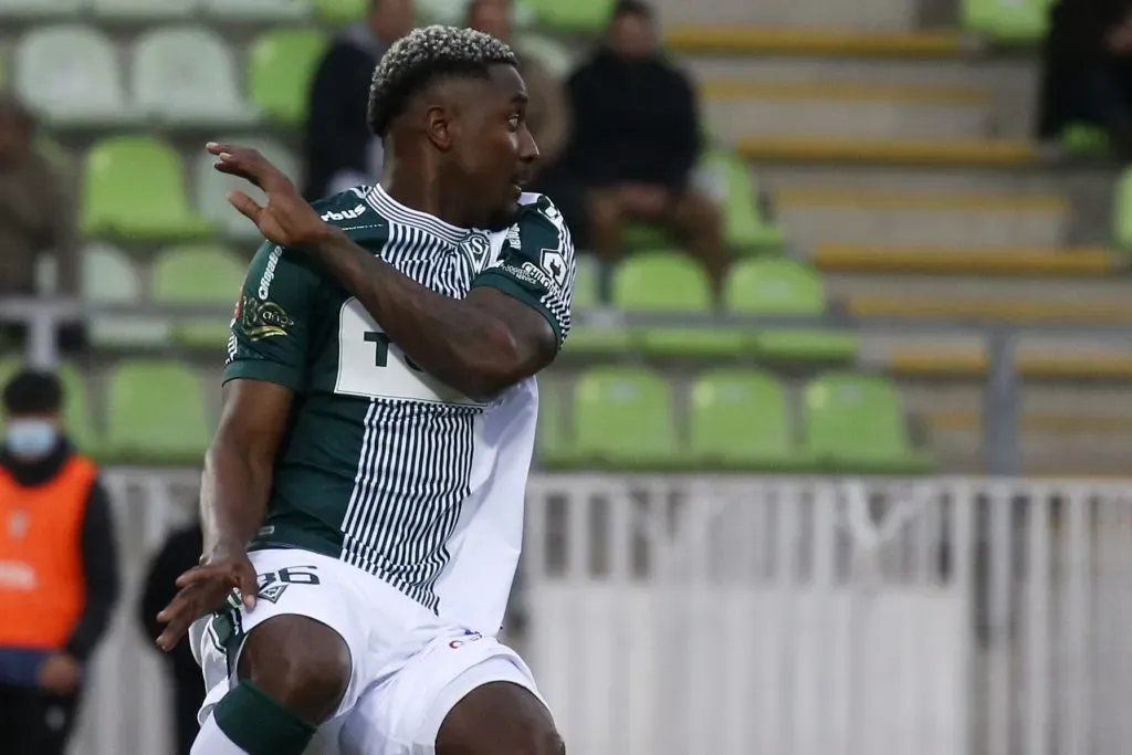 El colombiano Carlos Cortés en acción por Santiago Wanderers. Hoy milita en el Cortuluá de la segunda división de su país. (Andrés Piña/Photosport).