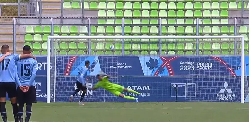 Rodrigo Piñeiro le pegó al travesaño cuando pudo sentenciar la victoria de Uruguay. (Captura YouTube).