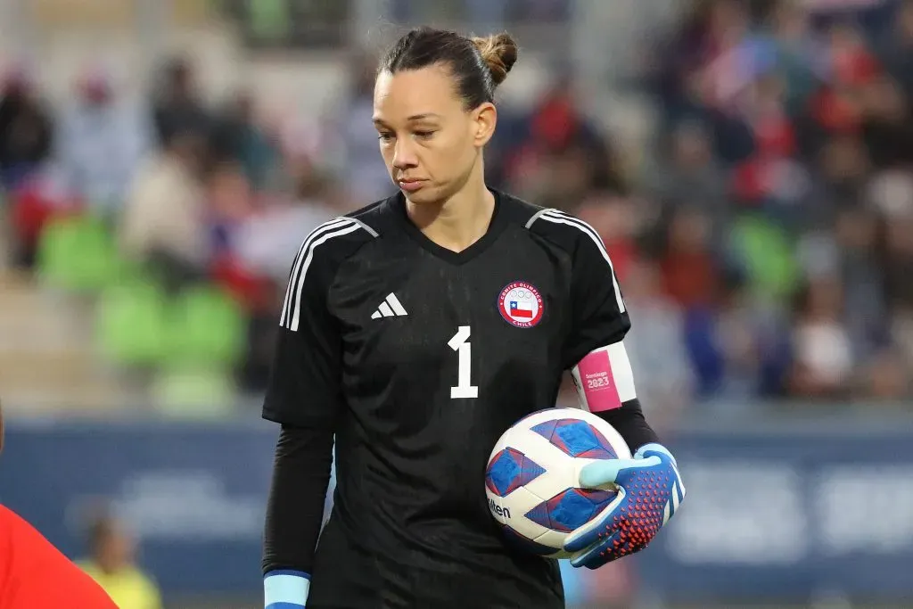 Tiane Endler en el duelo que Chile le ganó a Estados Unidos en la semifinal de Santiago 2023. (Manuel Lema/Santiago 2023 vía Photosport).