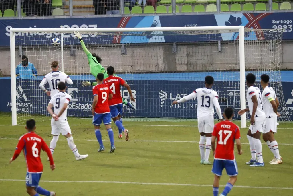 Una imagen del golazo de tiro libre que anotó César Pérez. (Dedvi Missene/Santiago 2023 vía Photosport).