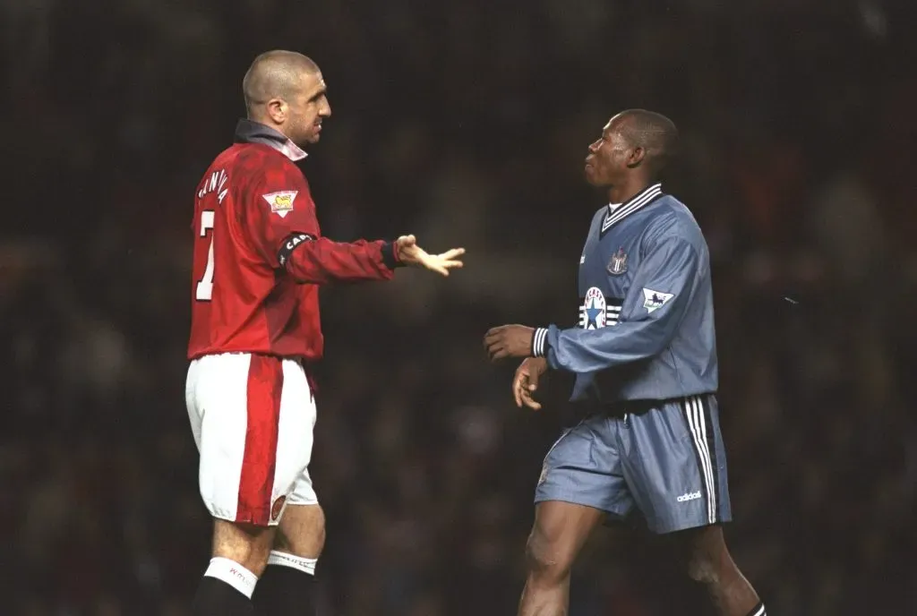 Faustino Asprilla con Éric Cantona en un partido entre el Manchester United y el Newcastle. (Stu Forster /Allsport).