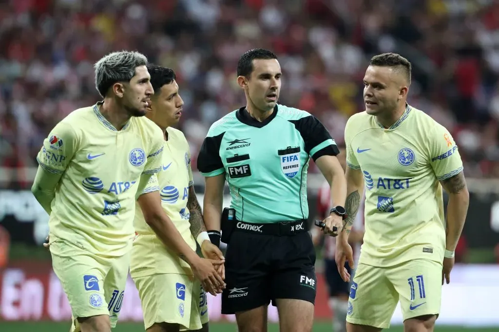 César Ramos no acepta los reclamos de Diego Valdés y dos compañeros del América. (Refugio Ruiz/Getty Images).