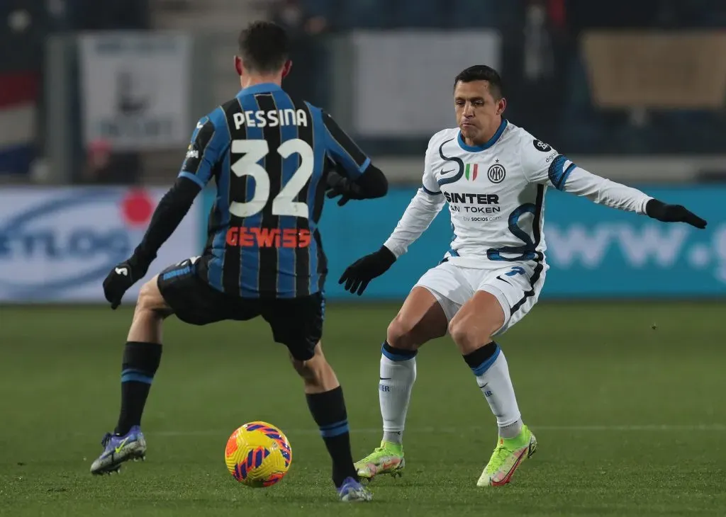 Alexis Sánchez en su primer ciclo en el Inter de Milán enfrenta a la Atalanta. (Emilio Andreoli/Getty Images).