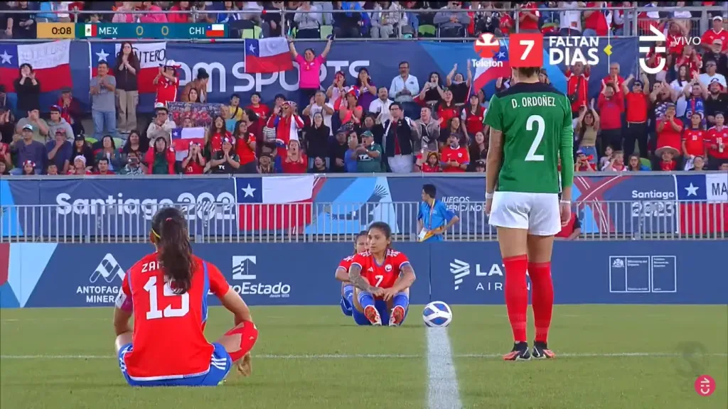 Pitazo inicial y todas las jugadoras chilenas se fueron al piso en protesta. (Foto: captura CHV)