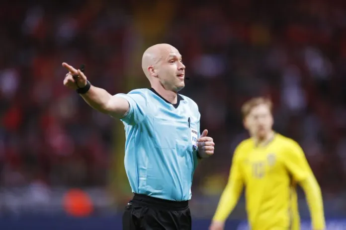 Otra imagen de Anthony Taylor en el partido de Chile vs. Suecia que ganó la Roja por 2-1. (Nils Petter Nilsson/Ombrello/Getty Images).