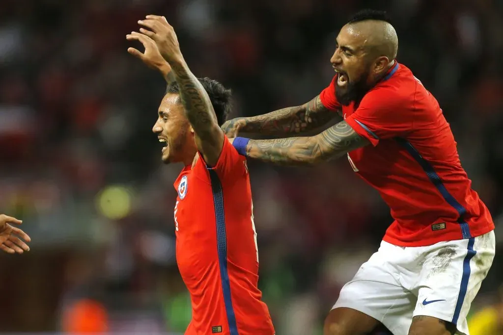 Arturo Vidal celebra con Marcos Bolados el gol del triunfo de Chile ante Suecia. (Andrés Piña/Photosport).
