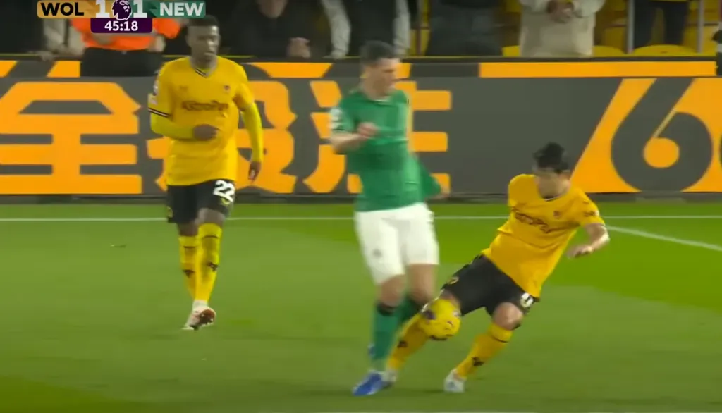 La jugada de la polémica en el Wolves vs. Newcastle. (Captura Star Plus).