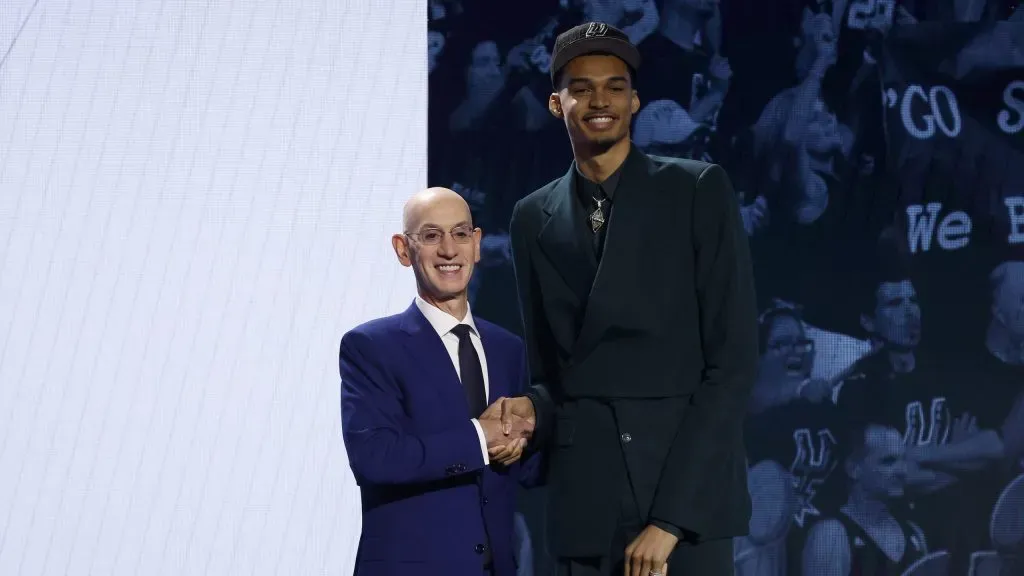 Victor Wenbanyama y el comisionado de la NBA, Adam Silver.