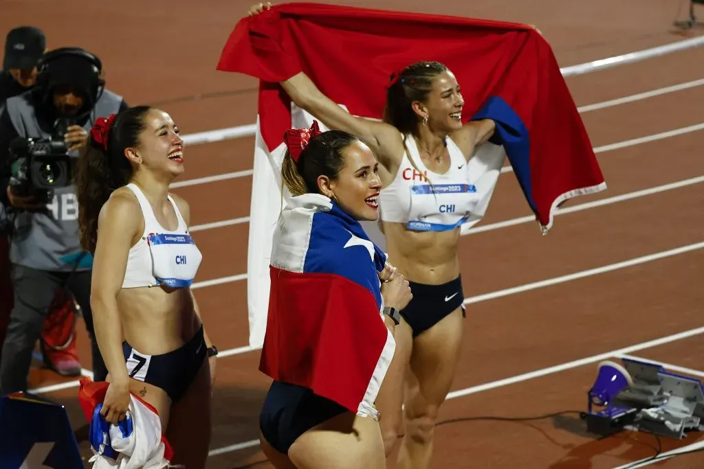 El Team Chile, con Isidora Jiménez, ganó medalla de plata en los 4×100 metros con relevo femenino. | Foto: Photosport