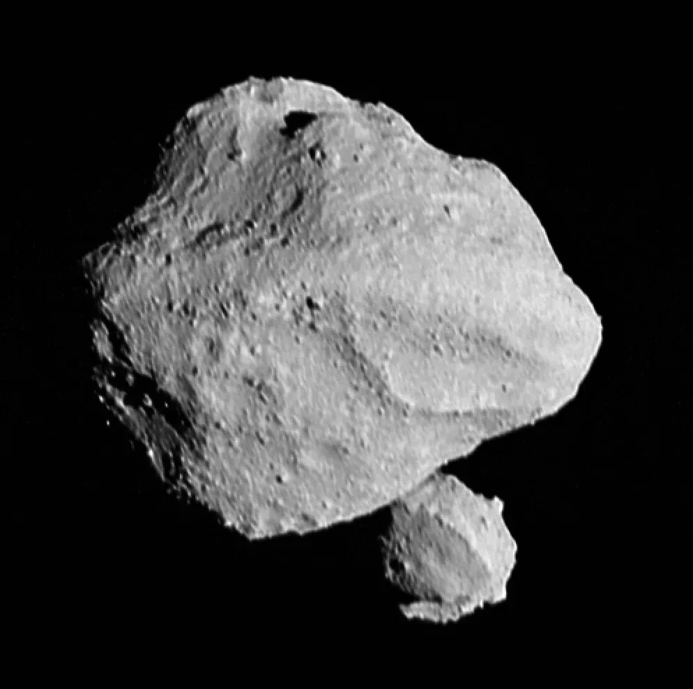Esta imagen es una de las más detalladas devueltas por la nave espacial Lucy de la NASA durante su sobrevuelo del asteroide binario, Dinkinesh | Foto: NASA