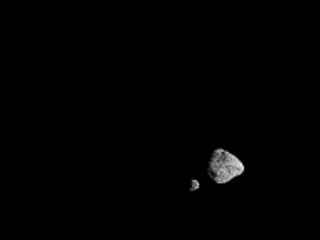 Una serie de imágenes de la pareja binaria de asteroides Dinkinesh, vistas por la cámara de seguimiento terminal (T2CAM) de la nave espacial Lucy de la NASA | Foto: NASA