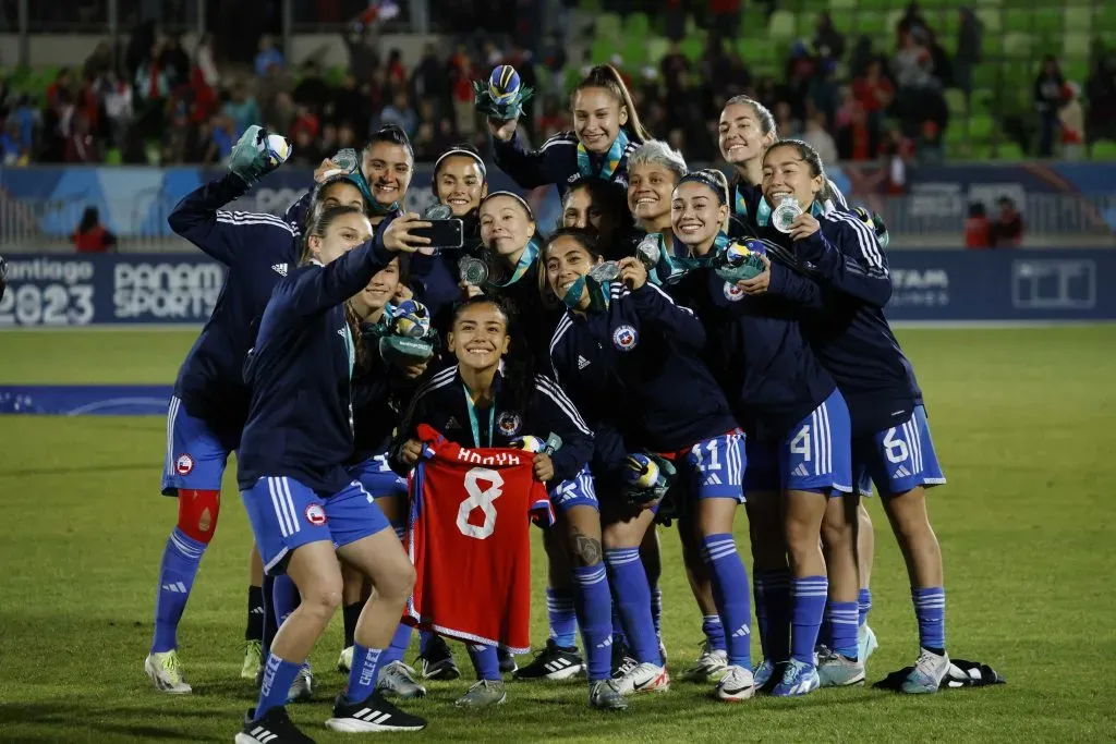 Orgullo es poco: las seleccionadas chilenas celebraron la plata panamericana | Photosport