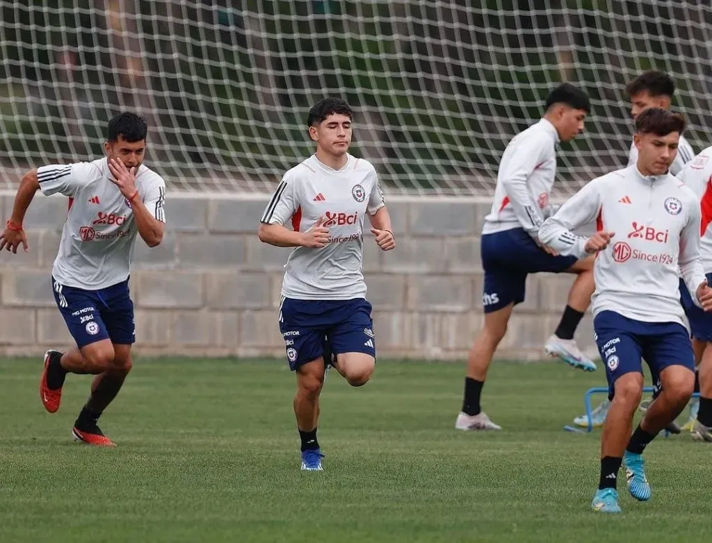 Yahir Salazar (zapatos rojos), Flavio Moya y Fernando Sanguinetti, tres de los siete convocados de la U al microciclo de la Roja Sub 20. (Foto: Comunicaciones FFCh).