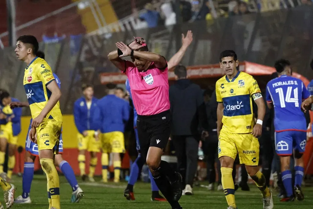 El árbitro anula el gol de Universidad de Chile. Foto: Dragomir Yankovic/Photosport