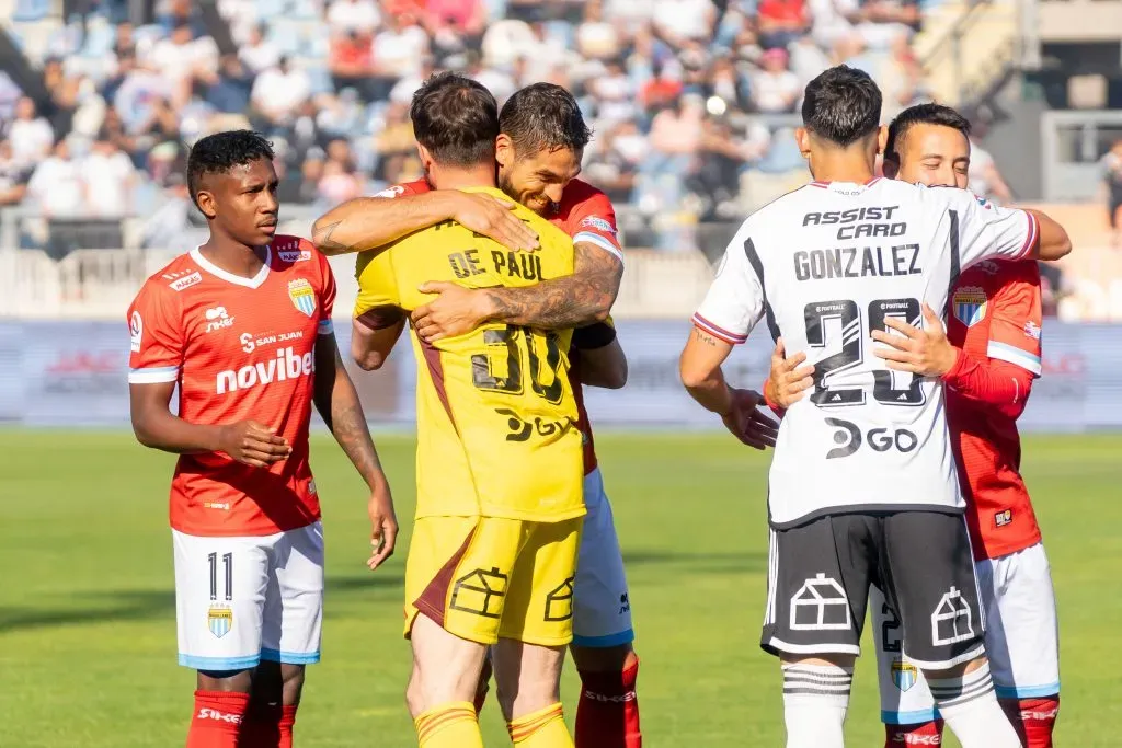 El afectuoso saludo de Joaquín Larrivey y Fernando de Paul. (Foto: Guille Salazar/RedGol).