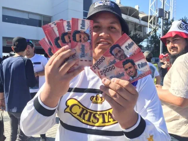 Los billetes de Beausejour y Jara lanzados por hinchas de Colo Colo.