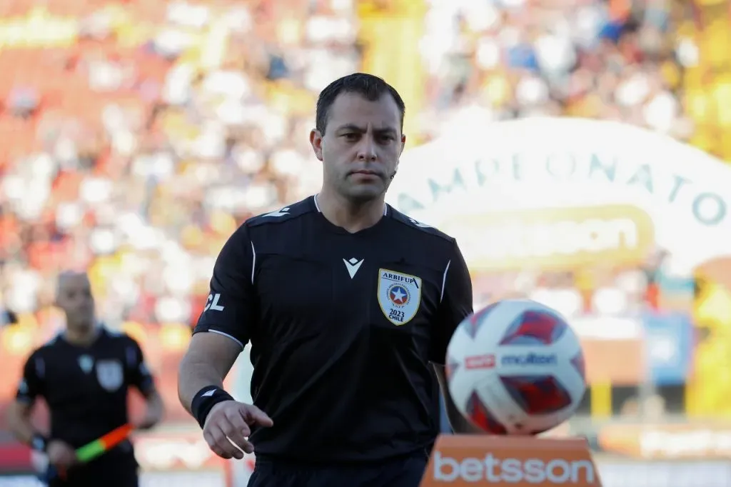 Diego Flores debutó este año como árbitro de Primera División (Photosport)