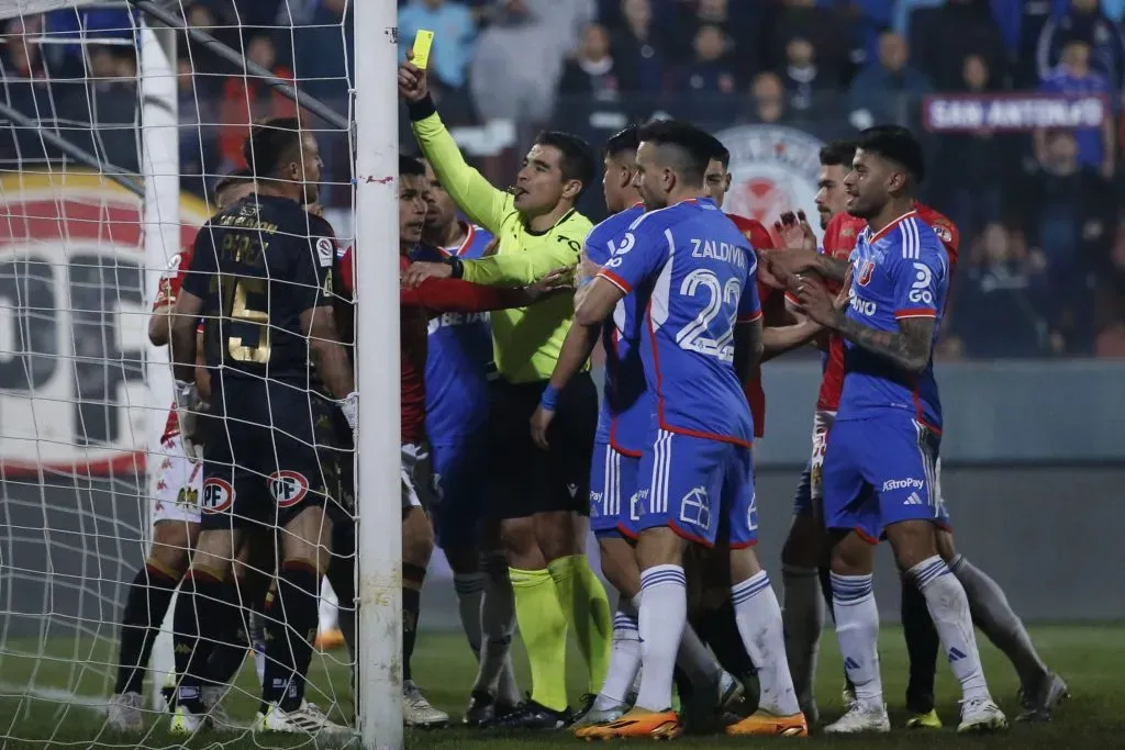 El Clásico Universitario será dirigido por el árbitro José Cabero. Foto: Photosport.