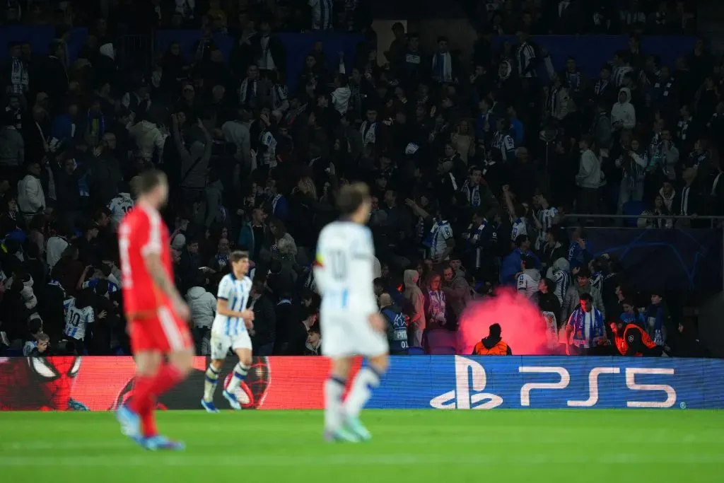 Las bengalas lanzadas por ultras del Benfica cayeron encima de los hinchas de la Real Sociedad. Foto: Getty Images.