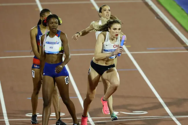 El equipo chileno fue úlitmo en la prueba de 4x400 femenino de Santiago 2023. | Foto: Photosport.